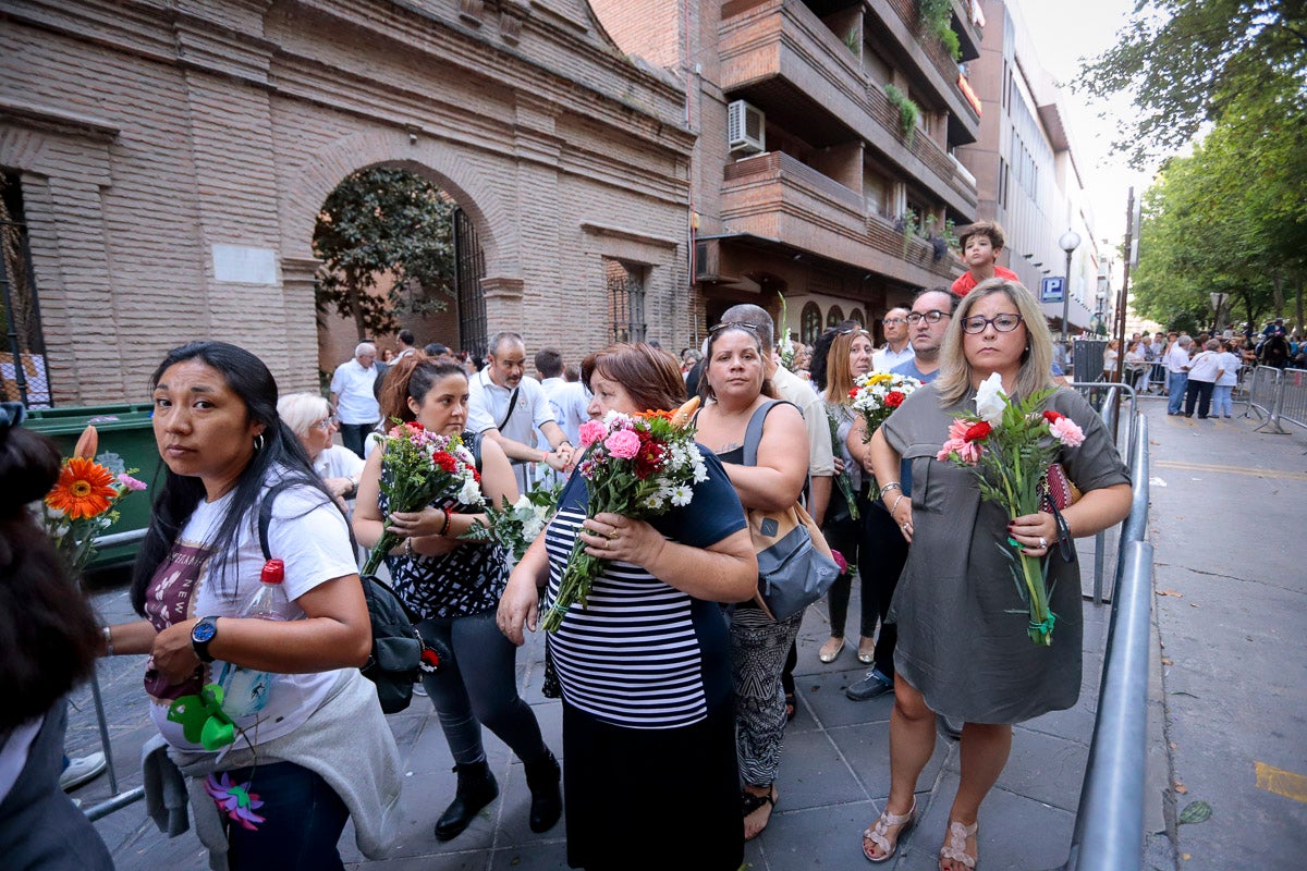 Miles de granadinos se reúnen en la Carrera para llenar de color la Basílica de las Angustias 