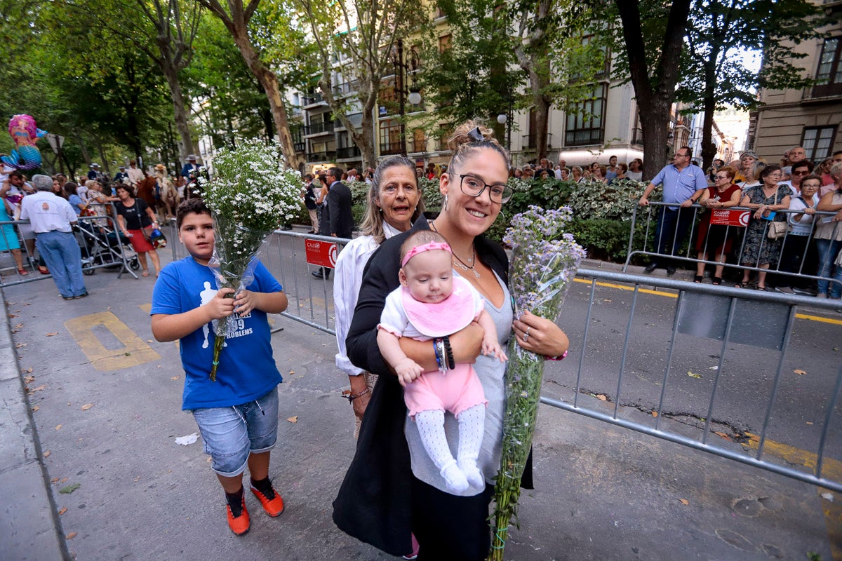 Miles de granadinos se reúnen en la Carrera para llenar de color la Basílica de las Angustias 