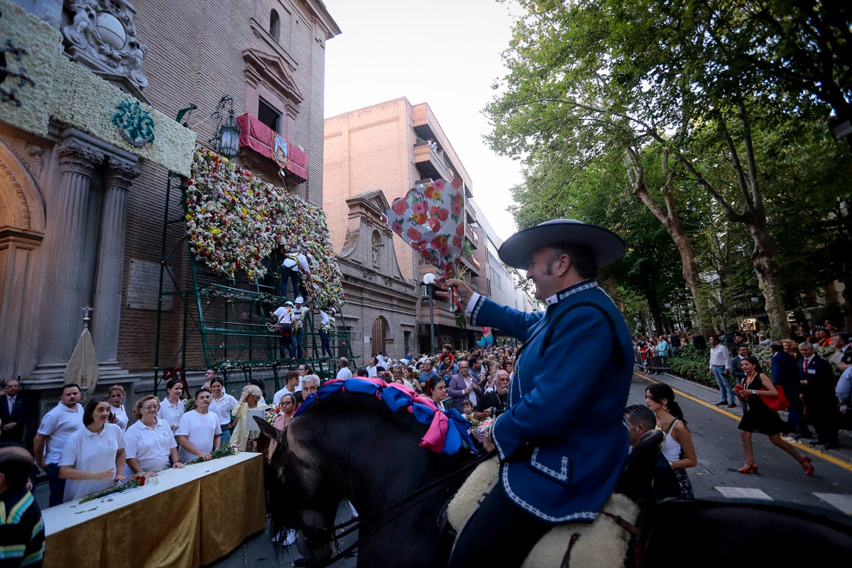 Miles de granadinos se reúnen en la Carrera para llenar de color la Basílica de las Angustias 