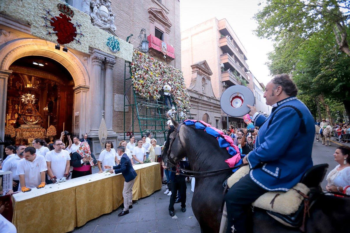 Miles de granadinos se reúnen en la Carrera para llenar de color la Basílica de las Angustias 