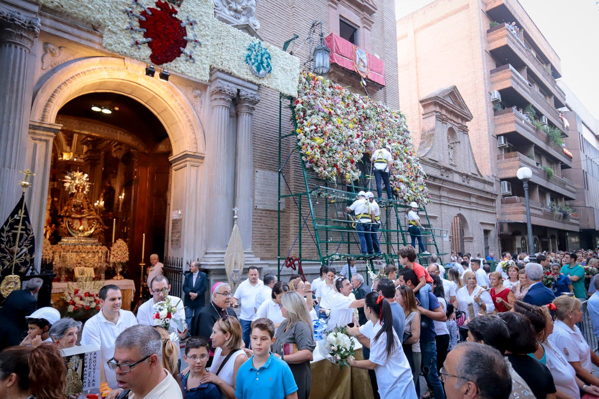 Miles de granadinos se reúnen en la Carrera para llenar de color la Basílica de las Angustias 