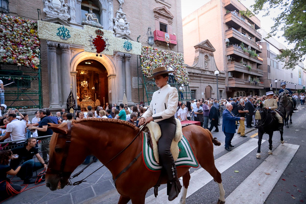 Miles de granadinos se reúnen en la Carrera para llenar de color la Basílica de las Angustias 