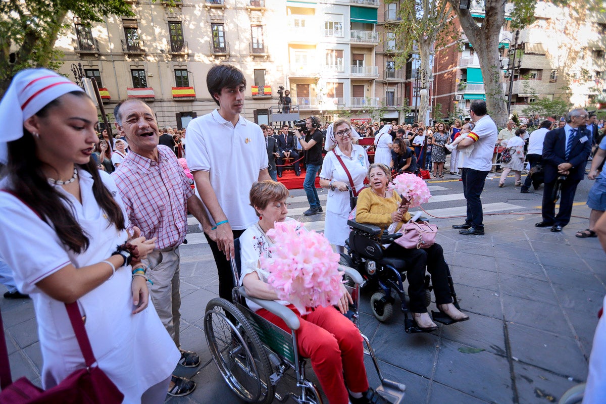 Miles de granadinos se reúnen en la Carrera para llenar de color la Basílica de las Angustias 