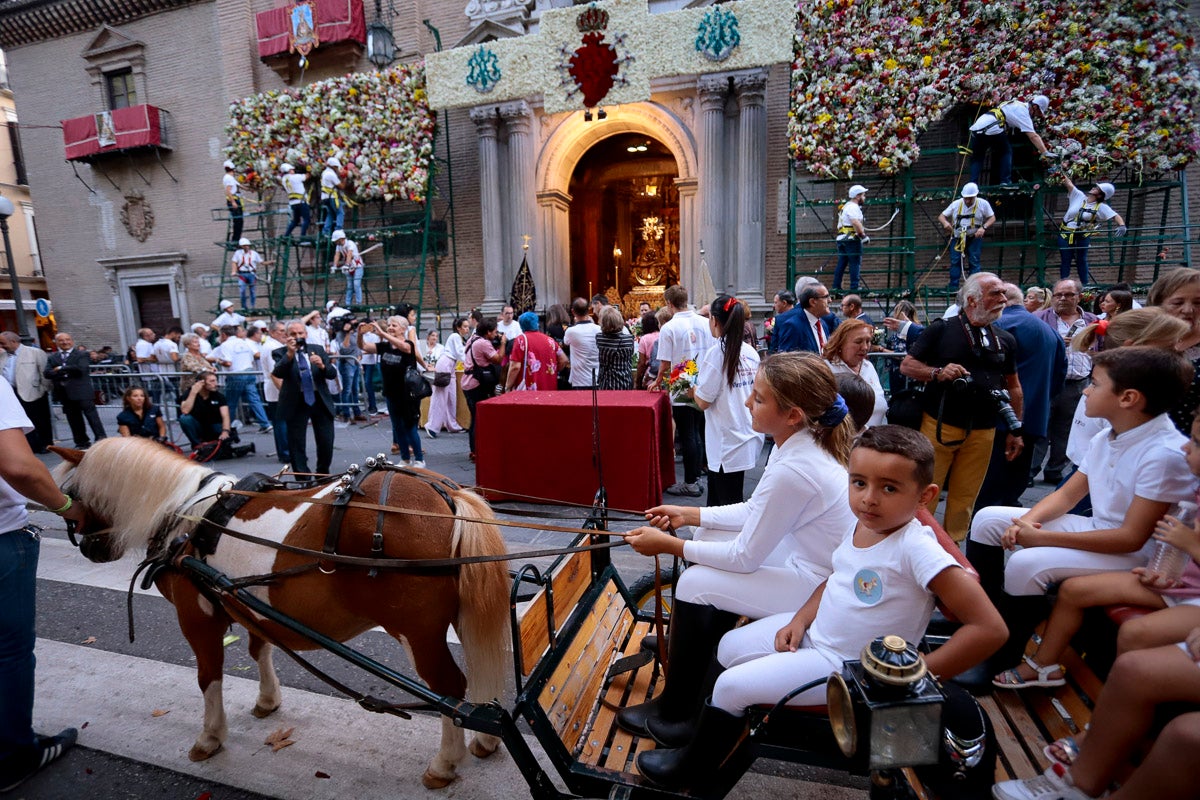 Miles de granadinos se reúnen en la Carrera para llenar de color la Basílica de las Angustias 