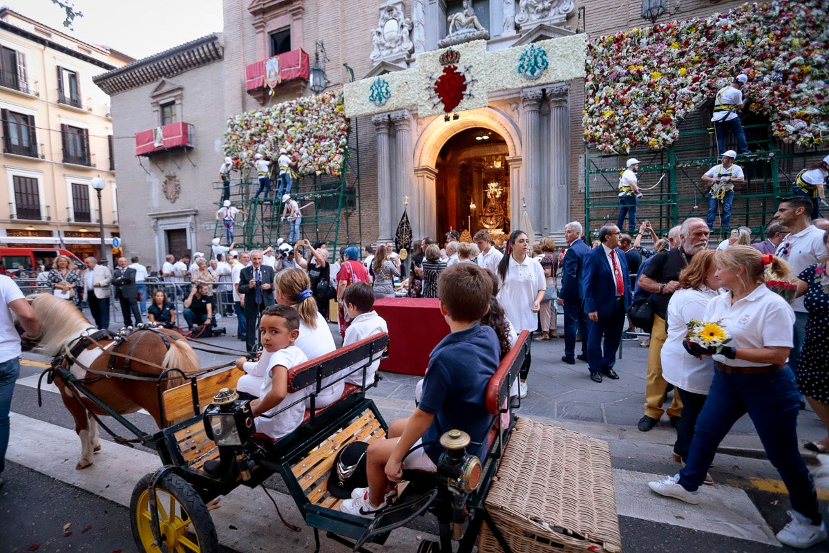 Miles de granadinos se reúnen en la Carrera para llenar de color la Basílica de las Angustias 