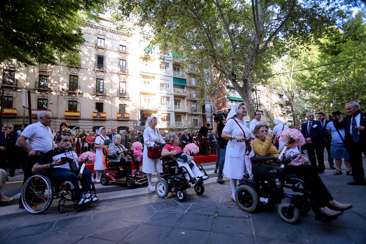 Miles de granadinos se reúnen en la Carrera para llenar de color la Basílica de las Angustias 