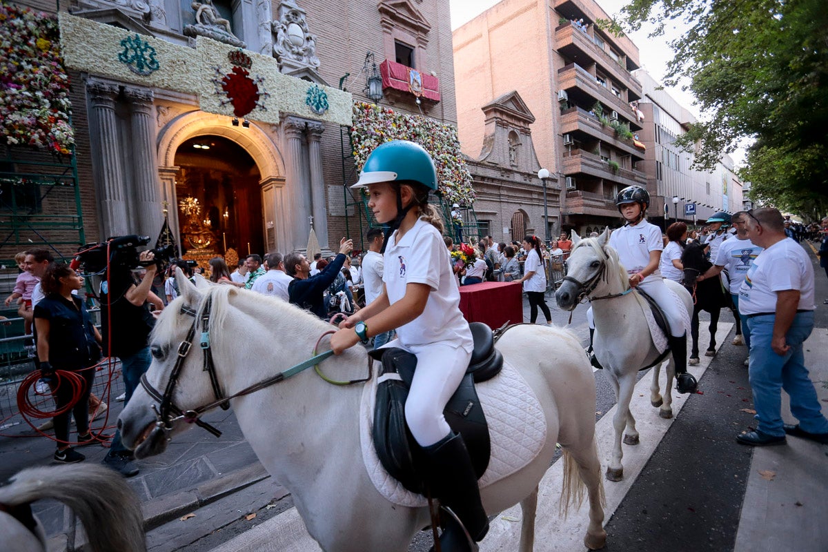 Miles de granadinos se reúnen en la Carrera para llenar de color la Basílica de las Angustias 