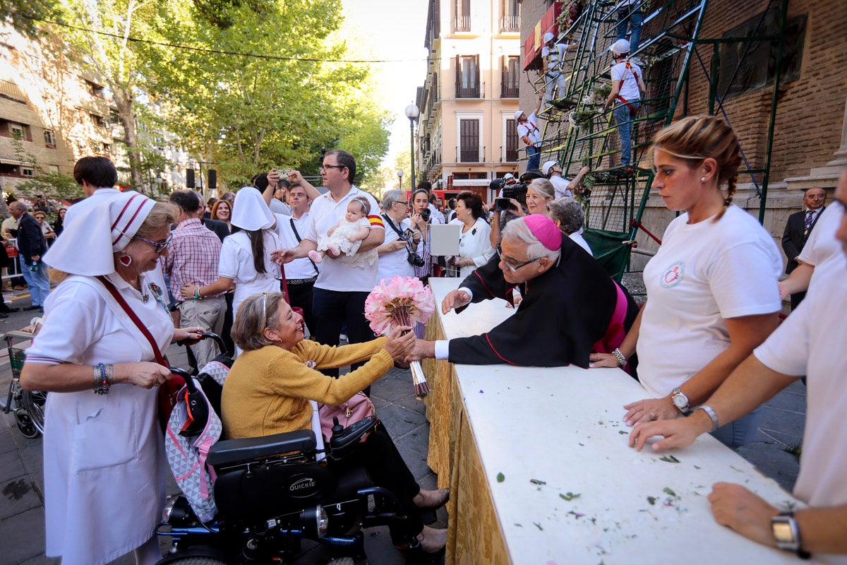 Miles de granadinos se reúnen en la Carrera para llenar de color la Basílica de las Angustias 