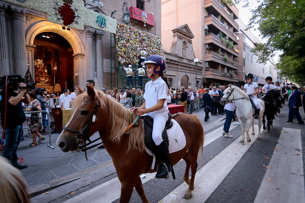 Miles de granadinos se reúnen en la Carrera para llenar de color la Basílica de las Angustias 