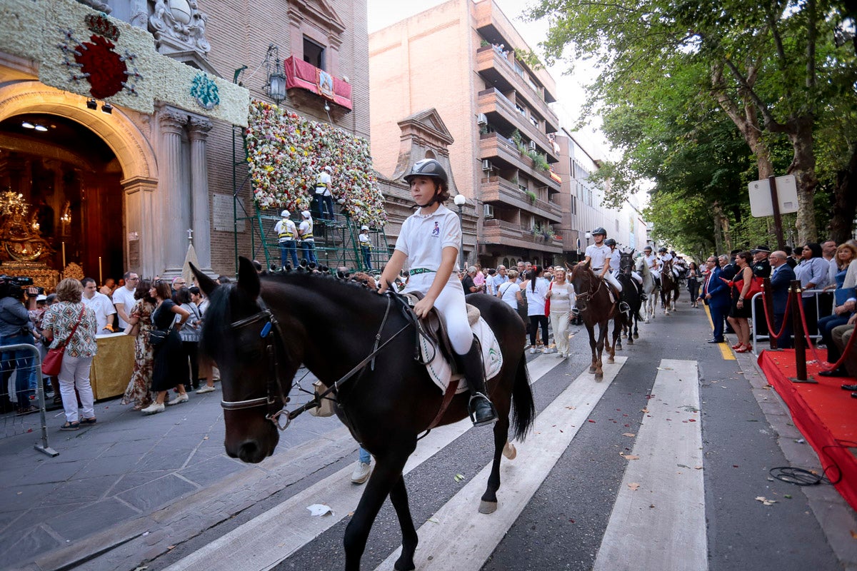 Miles de granadinos se reúnen en la Carrera para llenar de color la Basílica de las Angustias 