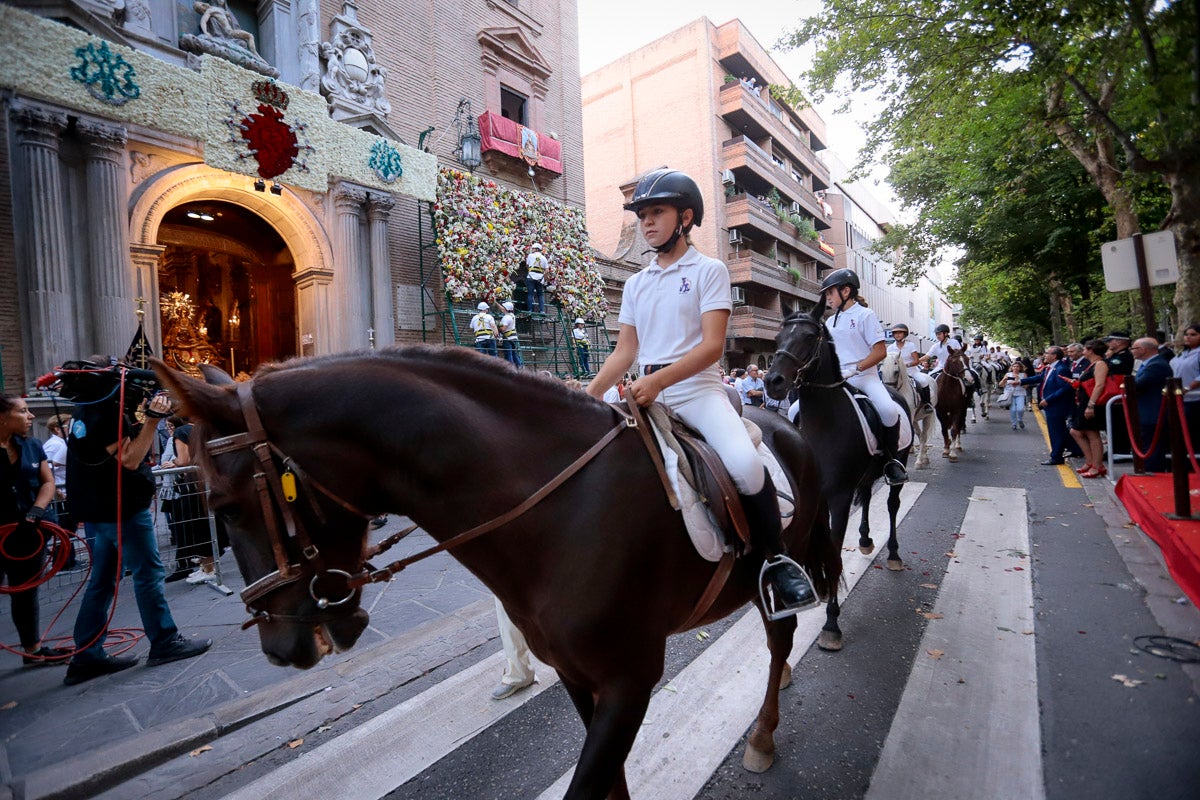 Miles de granadinos se reúnen en la Carrera para llenar de color la Basílica de las Angustias 