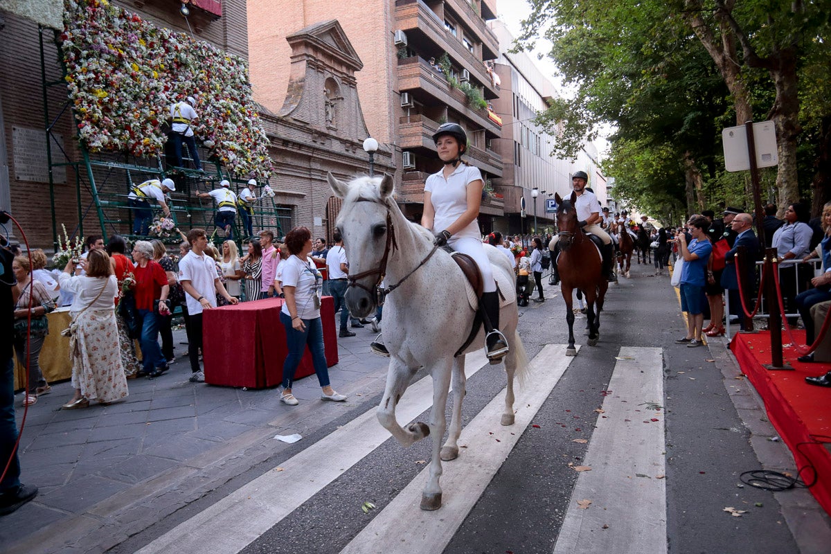 Miles de granadinos se reúnen en la Carrera para llenar de color la Basílica de las Angustias 