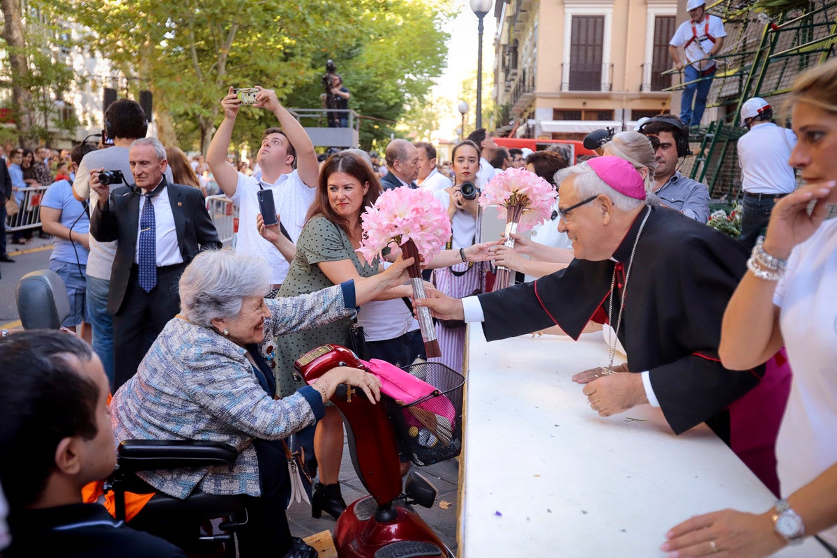 Miles de granadinos se reúnen en la Carrera para llenar de color la Basílica de las Angustias 