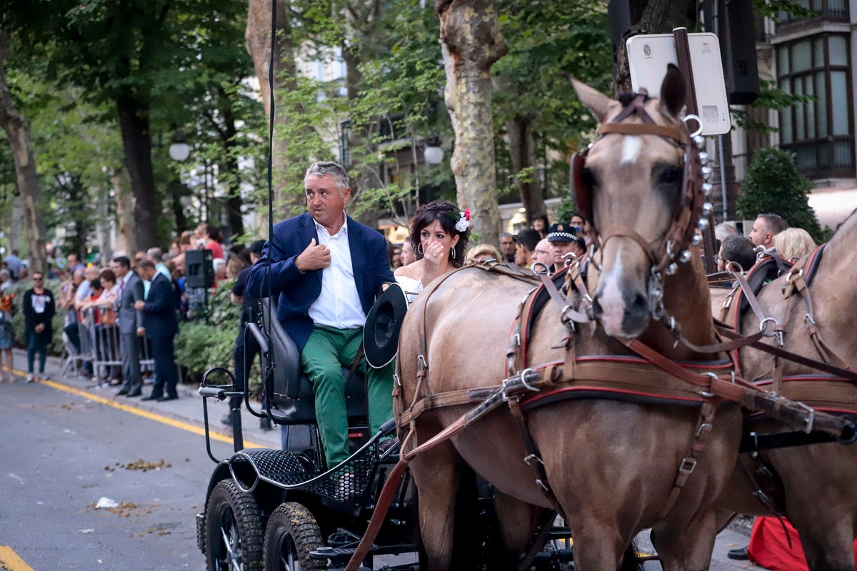 Miles de granadinos se reúnen en la Carrera para llenar de color la Basílica de las Angustias 