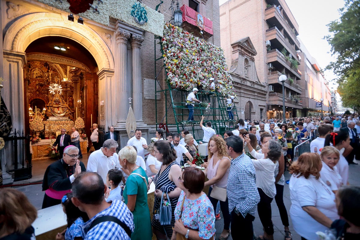 Miles de granadinos se reúnen en la Carrera para llenar de color la Basílica de las Angustias 