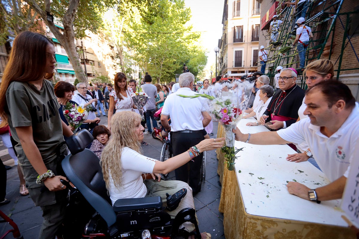 Miles de granadinos se reúnen en la Carrera para llenar de color la Basílica de las Angustias 