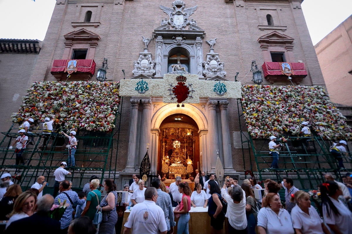 Miles de granadinos se reúnen en la Carrera para llenar de color la Basílica de las Angustias 