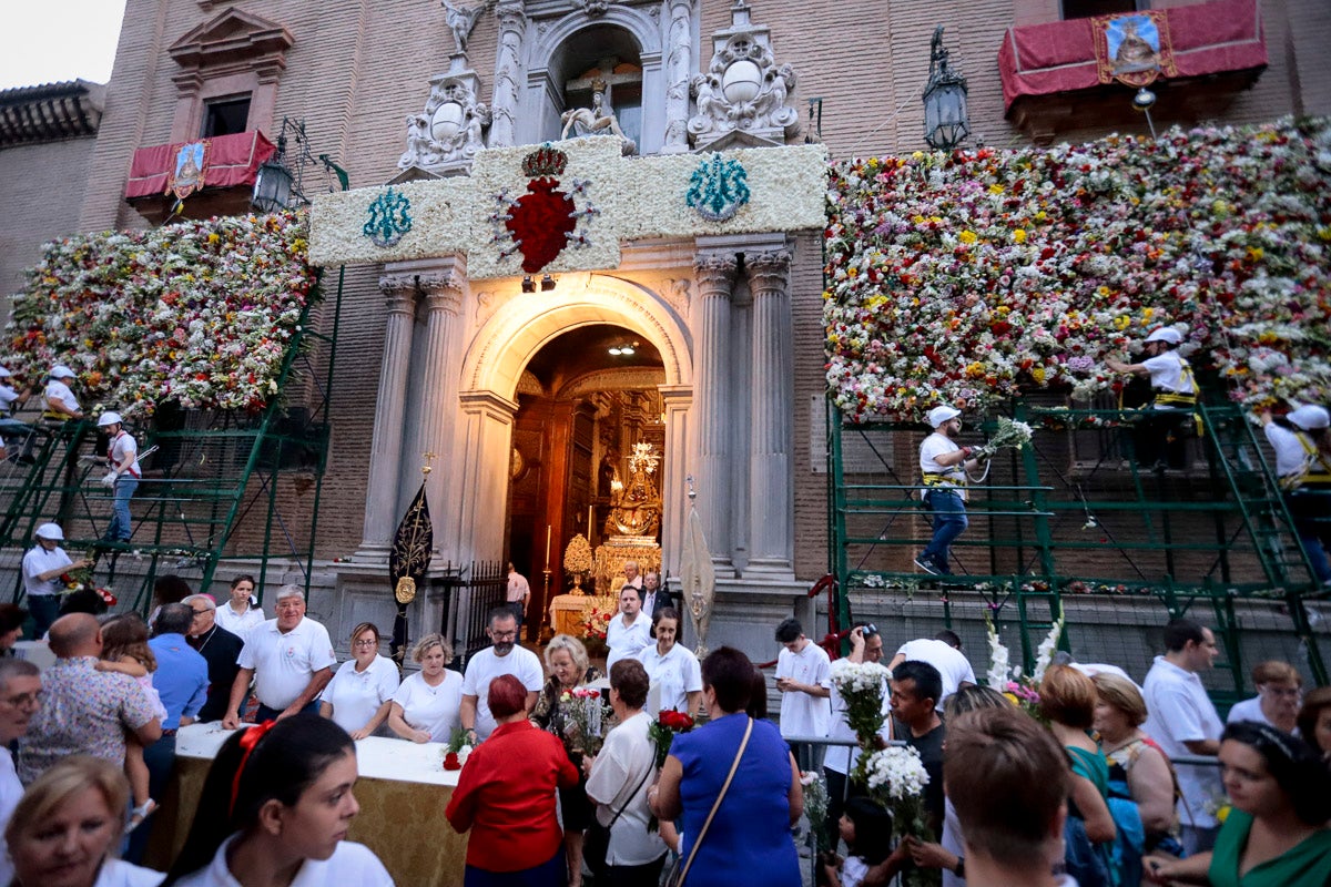 Miles de granadinos se reúnen en la Carrera para llenar de color la Basílica de las Angustias 