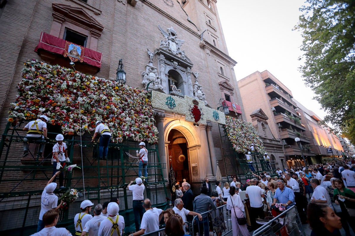 Miles de granadinos se reúnen en la Carrera para llenar de color la Basílica de las Angustias 