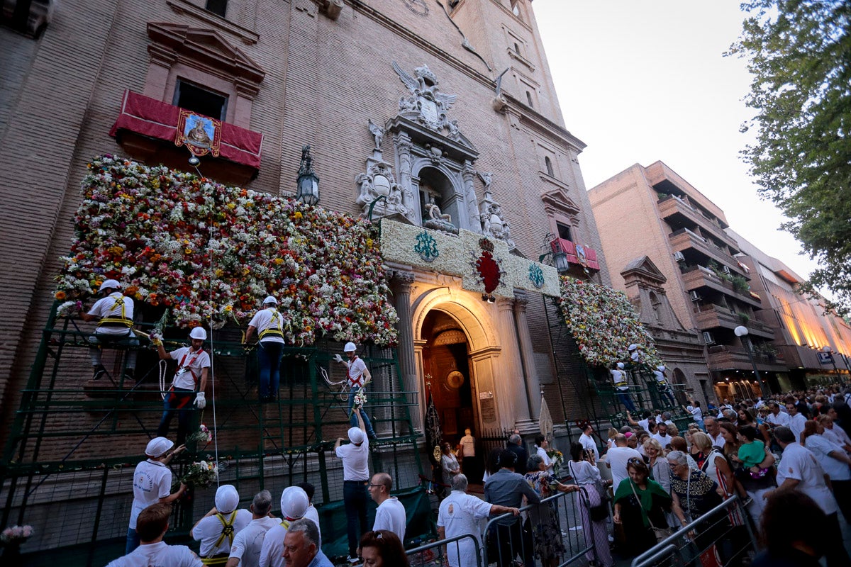 Miles de granadinos se reúnen en la Carrera para llenar de color la Basílica de las Angustias 