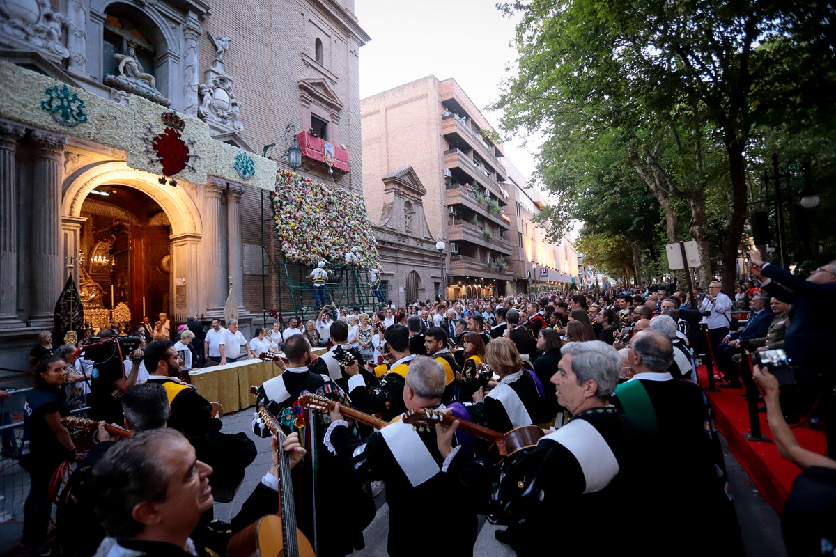 Miles de granadinos se reúnen en la Carrera para llenar de color la Basílica de las Angustias 