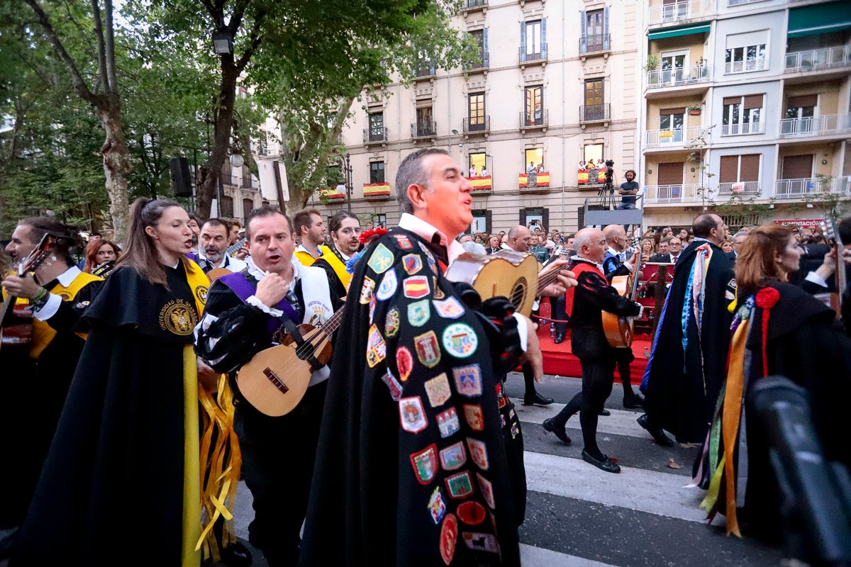 Miles de granadinos se reúnen en la Carrera para llenar de color la Basílica de las Angustias 