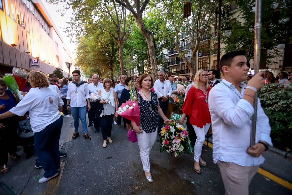 Miles de granadinos se reúnen en la Carrera para llenar de color la Basílica de las Angustias 