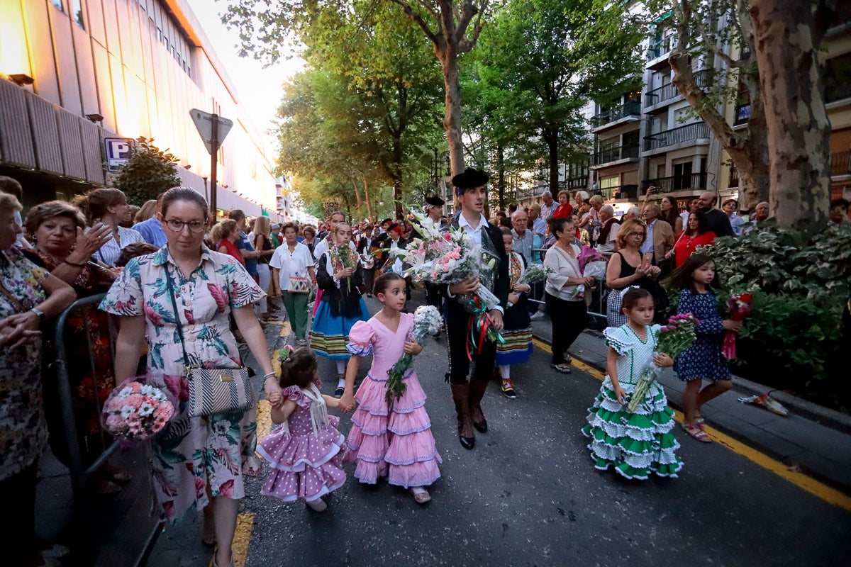 Miles de granadinos se reúnen en la Carrera para llenar de color la Basílica de las Angustias 