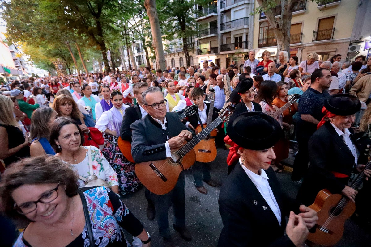 Miles de granadinos se reúnen en la Carrera para llenar de color la Basílica de las Angustias 