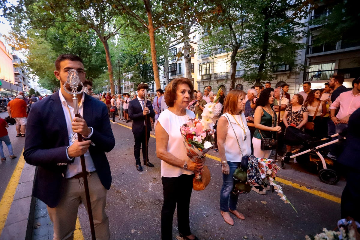 Miles de granadinos se reúnen en la Carrera para llenar de color la Basílica de las Angustias 