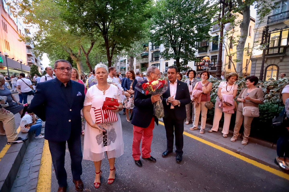 Miles de granadinos se reúnen en la Carrera para llenar de color la Basílica de las Angustias 