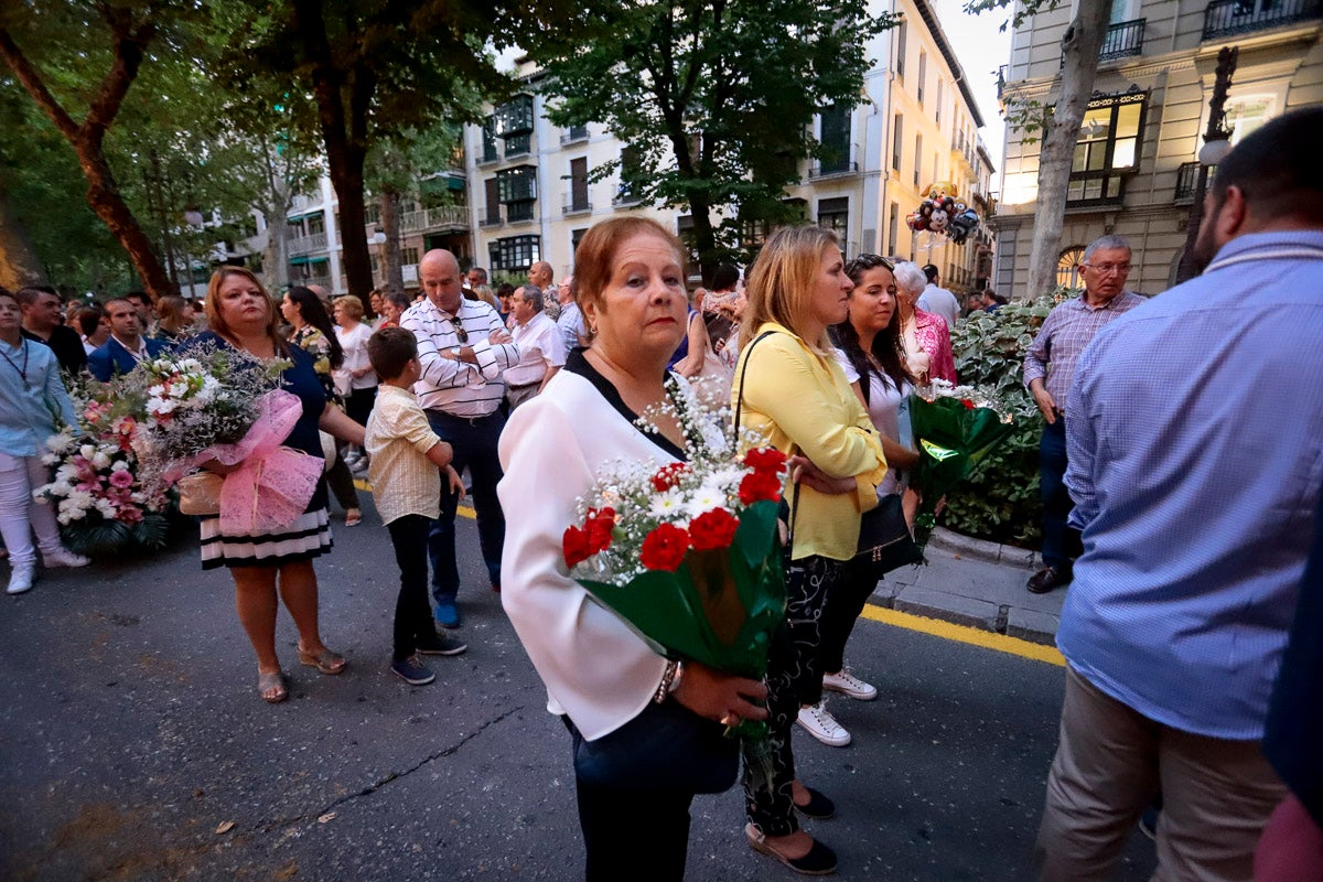 Miles de granadinos se reúnen en la Carrera para llenar de color la Basílica de las Angustias 