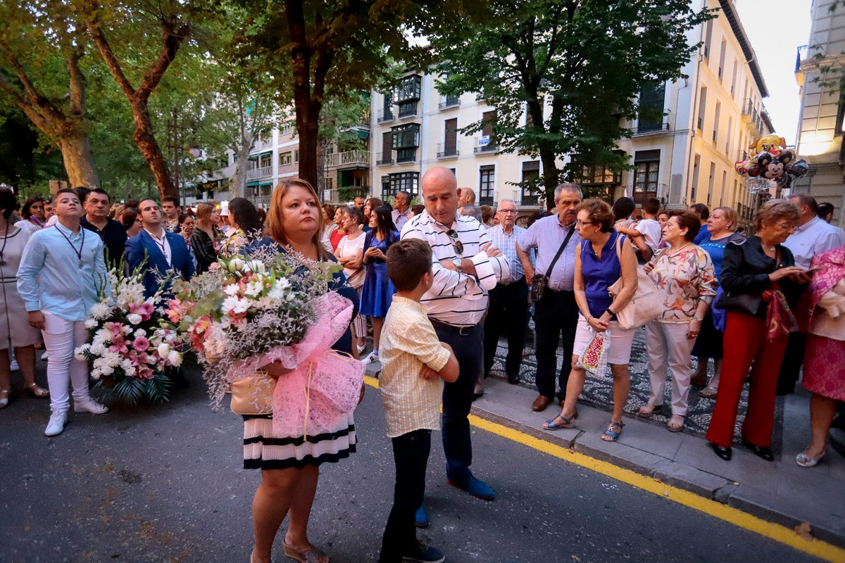 Miles de granadinos se reúnen en la Carrera para llenar de color la Basílica de las Angustias 