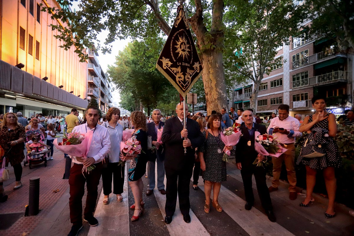 Miles de granadinos se reúnen en la Carrera para llenar de color la Basílica de las Angustias 