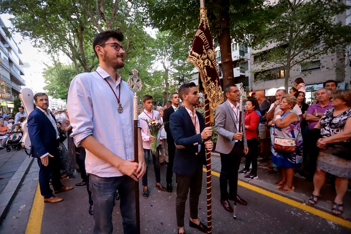 Miles de granadinos se reúnen en la Carrera para llenar de color la Basílica de las Angustias 