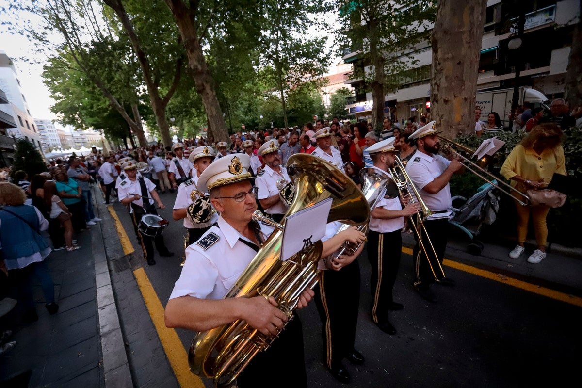 Miles de granadinos se reúnen en la Carrera para llenar de color la Basílica de las Angustias 