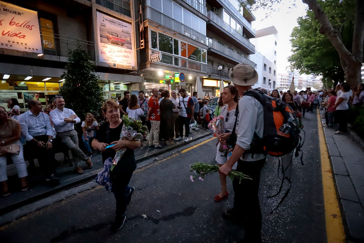 Miles de granadinos se reúnen en la Carrera para llenar de color la Basílica de las Angustias 