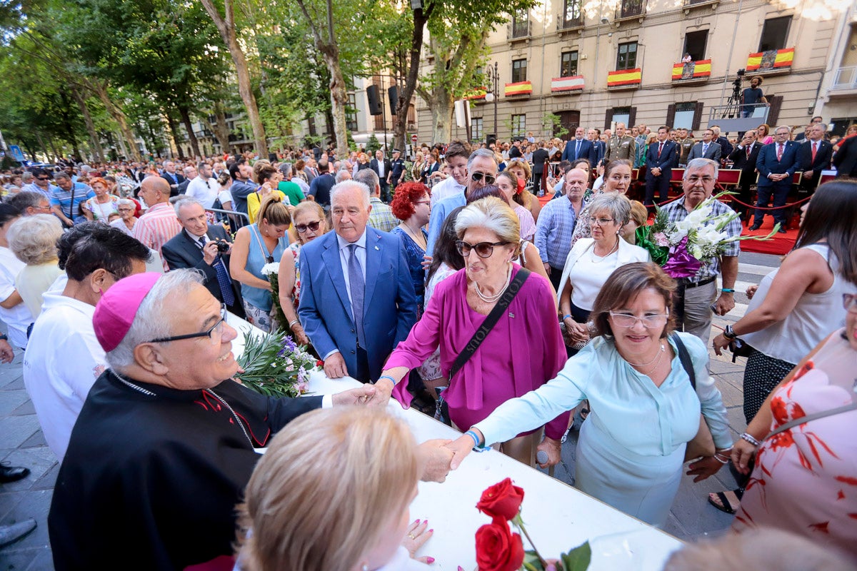 Miles de granadinos se reúnen en la Carrera para llenar de color la Basílica de las Angustias 