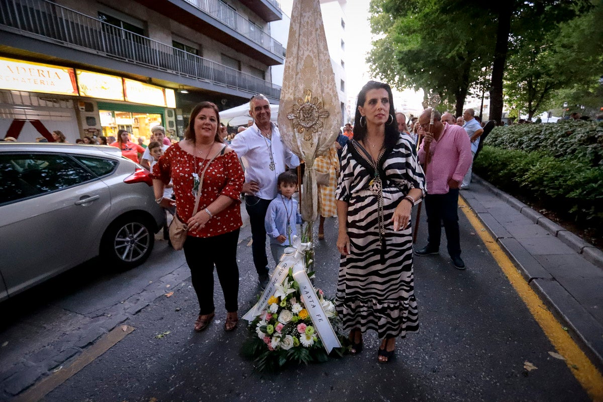 Miles de granadinos se reúnen en la Carrera para llenar de color la Basílica de las Angustias 