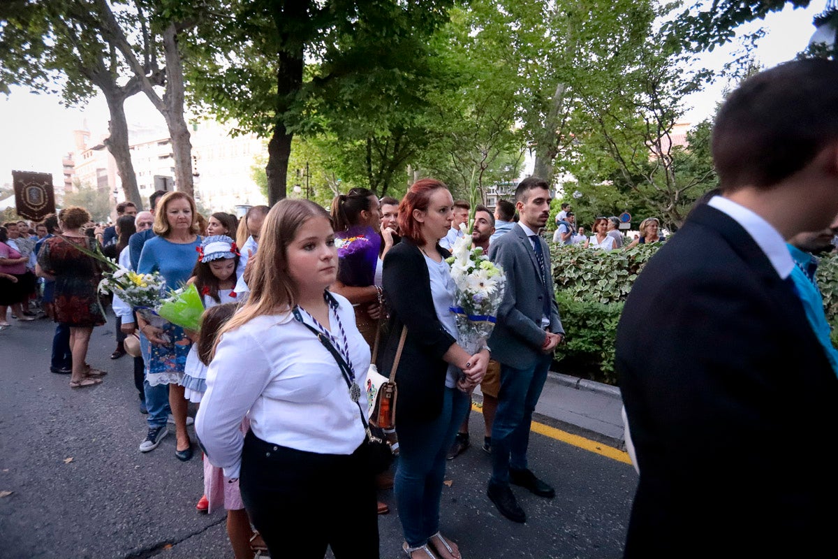 Miles de granadinos se reúnen en la Carrera para llenar de color la Basílica de las Angustias 