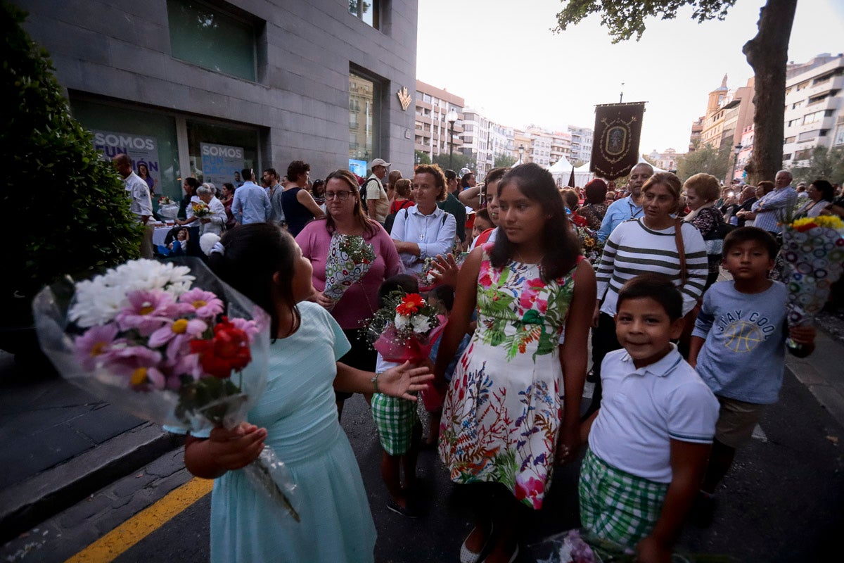 Miles de granadinos se reúnen en la Carrera para llenar de color la Basílica de las Angustias 