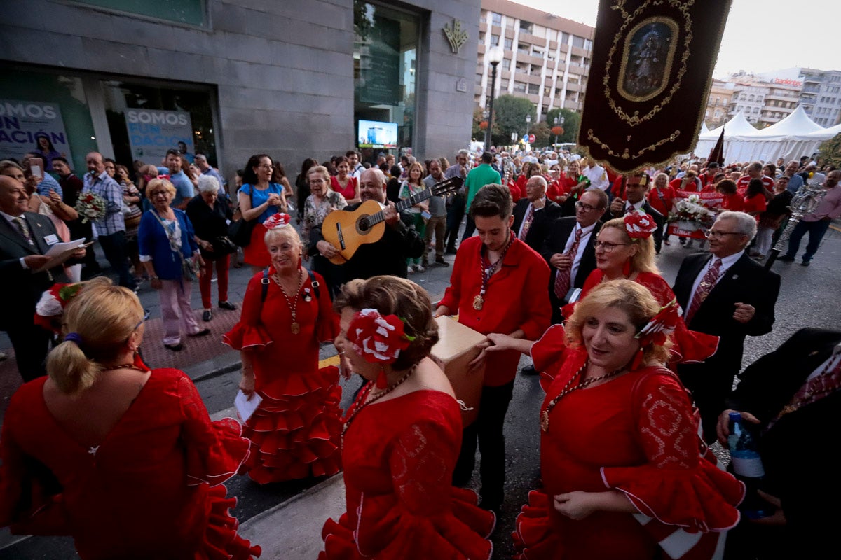 Miles de granadinos se reúnen en la Carrera para llenar de color la Basílica de las Angustias 