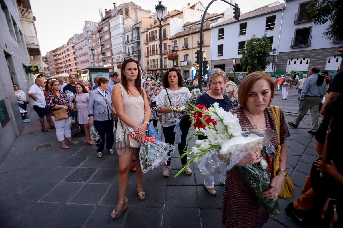 Miles de granadinos se reúnen en la Carrera para llenar de color la Basílica de las Angustias 