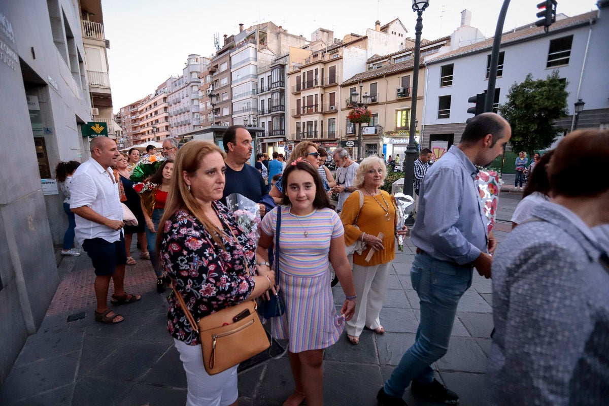 Miles de granadinos se reúnen en la Carrera para llenar de color la Basílica de las Angustias 