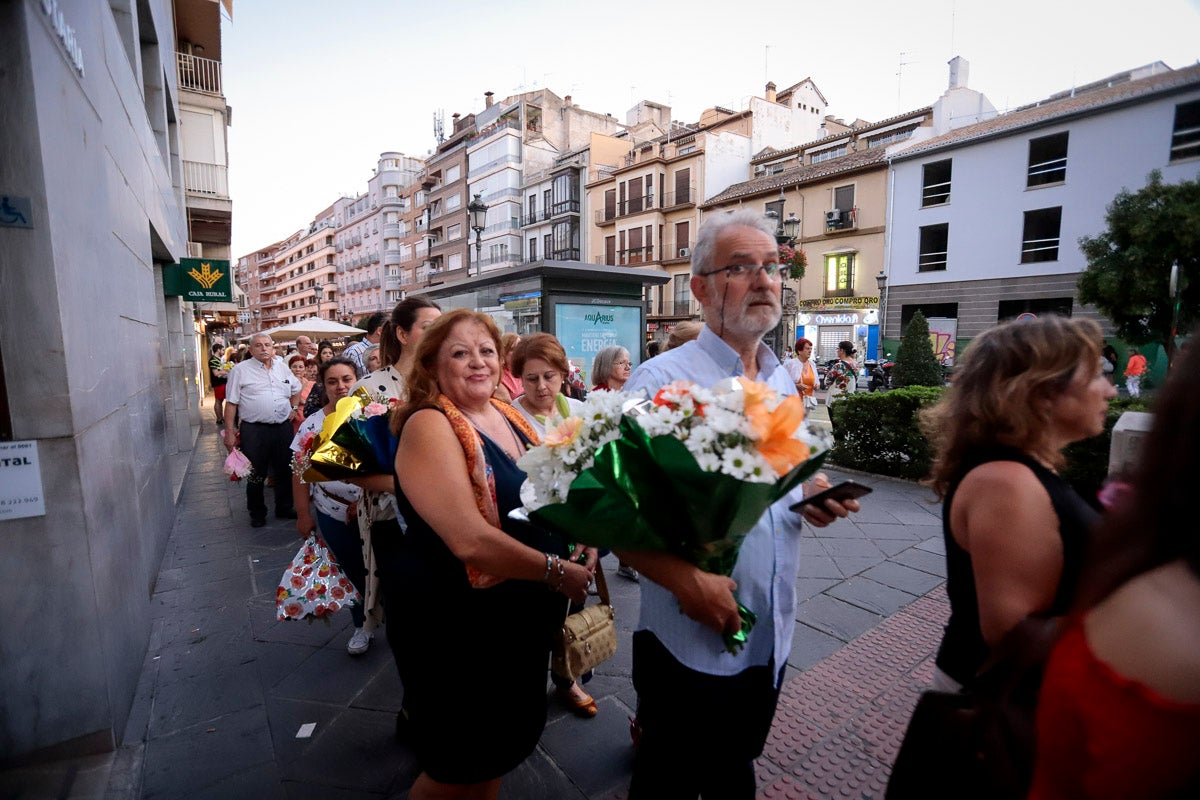 Miles de granadinos se reúnen en la Carrera para llenar de color la Basílica de las Angustias 