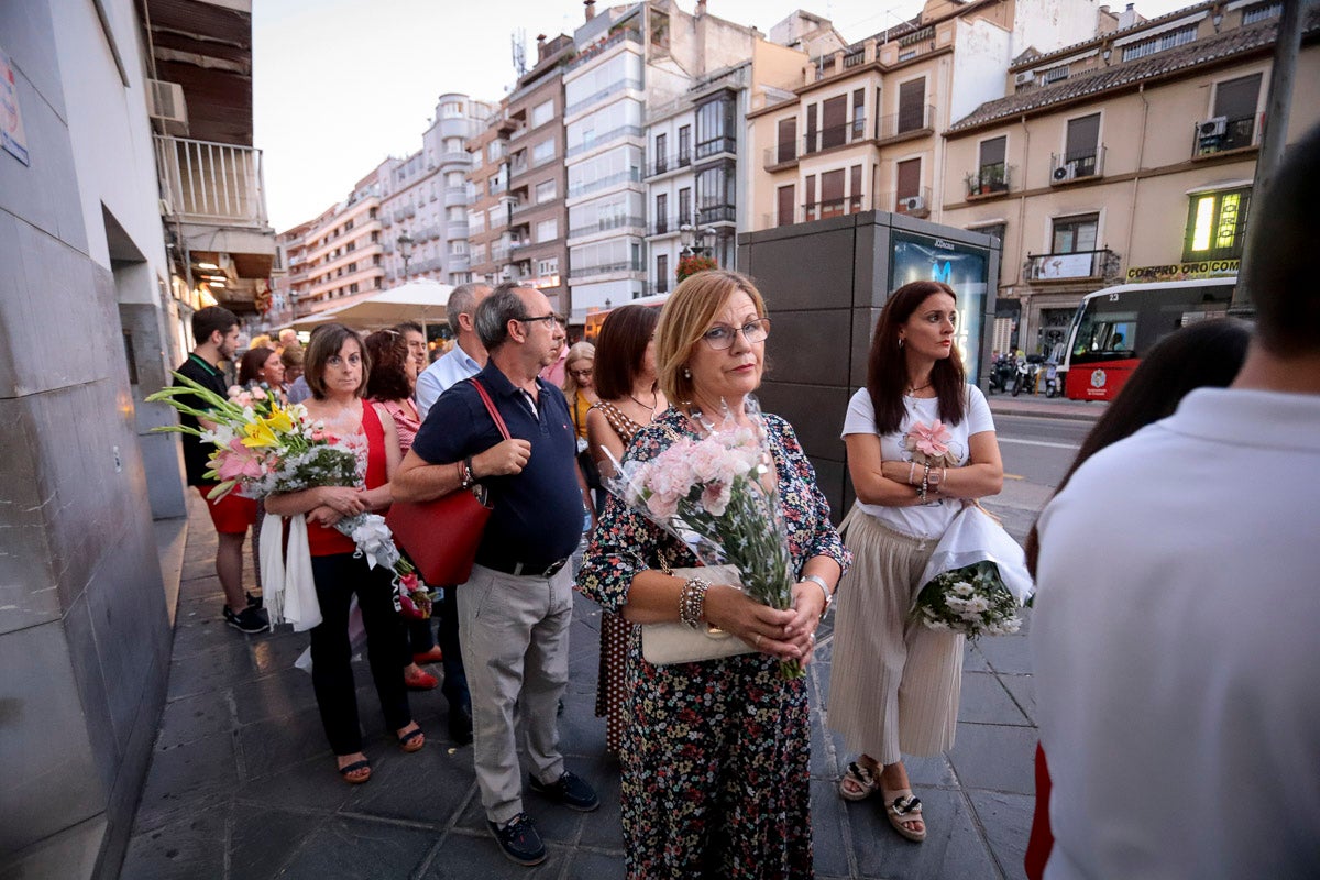 Miles de granadinos se reúnen en la Carrera para llenar de color la Basílica de las Angustias 