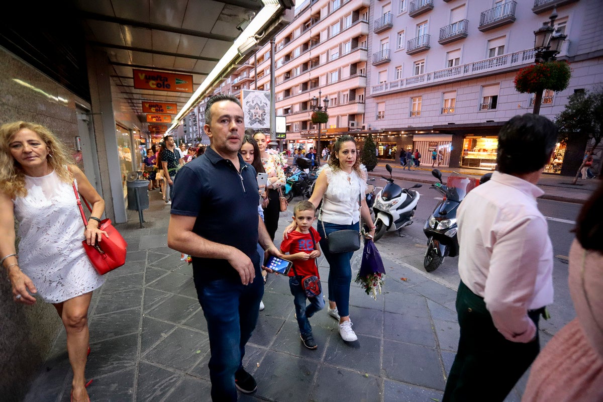 Miles de granadinos se reúnen en la Carrera para llenar de color la Basílica de las Angustias 