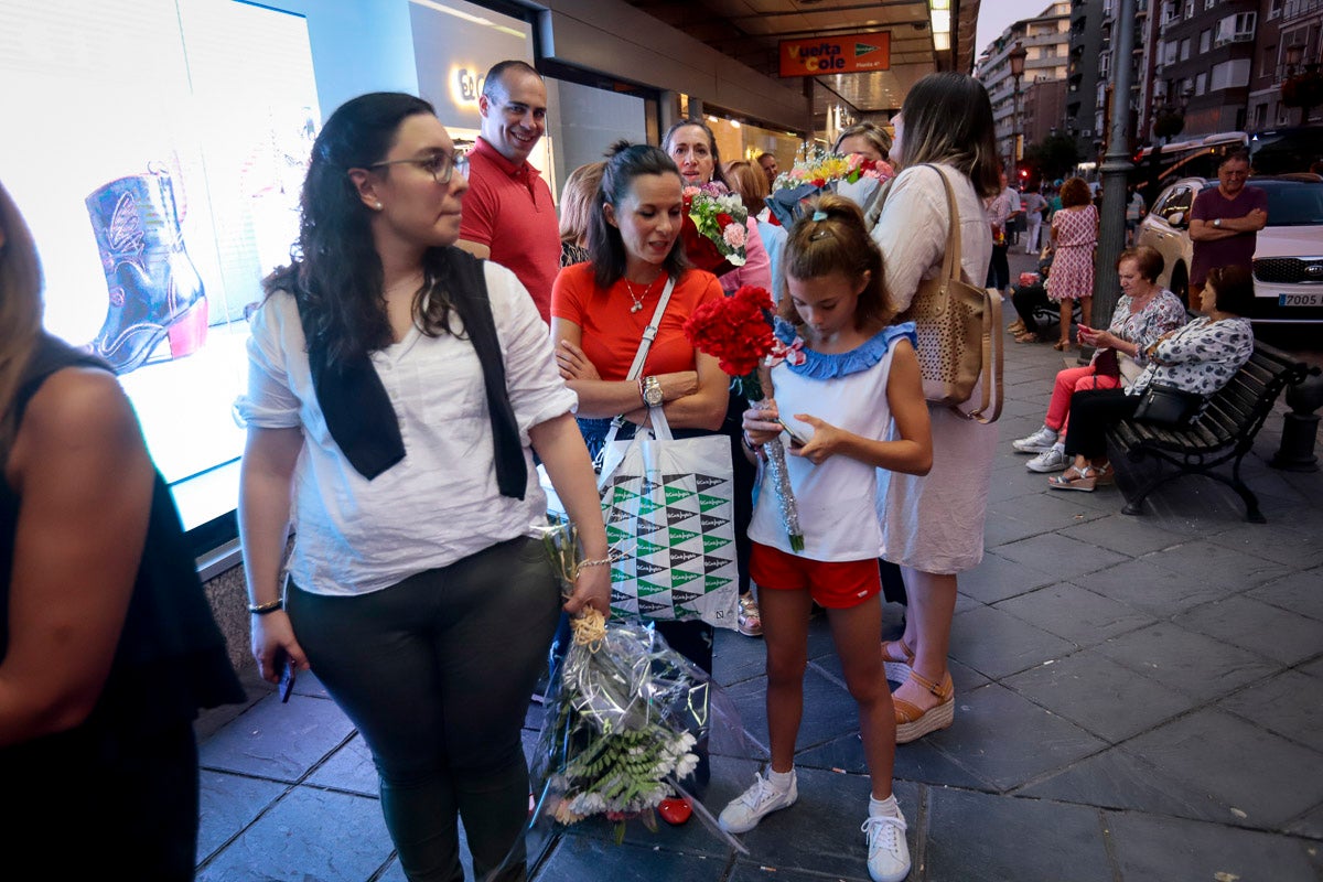 Miles de granadinos se reúnen en la Carrera para llenar de color la Basílica de las Angustias 