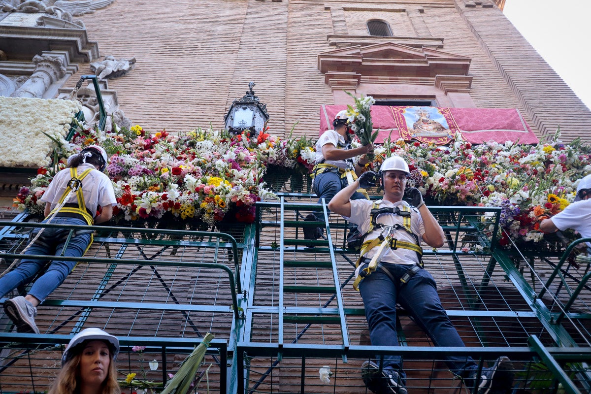 Miles de granadinos se reúnen en la Carrera para llenar de color la Basílica de las Angustias 