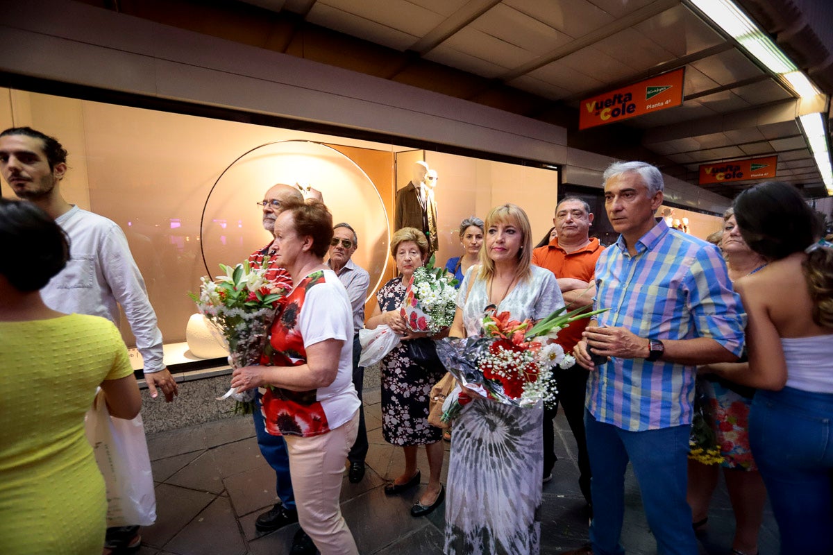 Miles de granadinos se reúnen en la Carrera para llenar de color la Basílica de las Angustias 